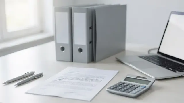 Büro-Setup mit Unterlagen zur GbR-Gründung für die Gründung einer GbR