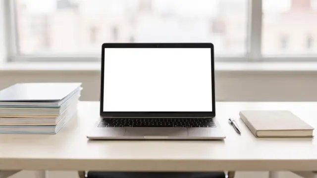 Schreibtisch mit Laptop und Notizbuch zum Thema Akquise-Schreiben für neue Kunden