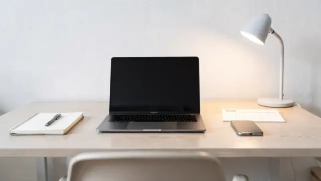 Homeoffice mit Laptop, Kalender und Notizbuch zum nebenberuflichen Gründen mit Vollzeitjob