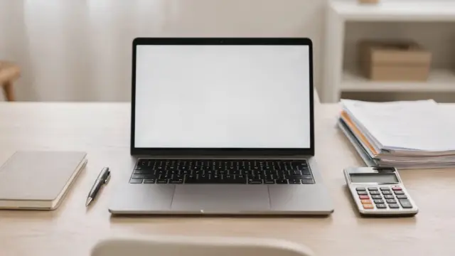 Homeoffice mit Laptop, Notizbuch und Taschenrechner zum Thema Businessplan für die nebenberufliche Gründung