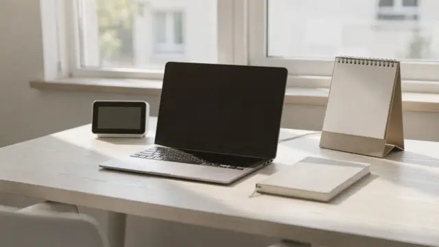 Homeoffice-Schreibtisch mit Laptop und Uhr zum Thema Arbeitszeiten, Pausen und Zeiterfassung