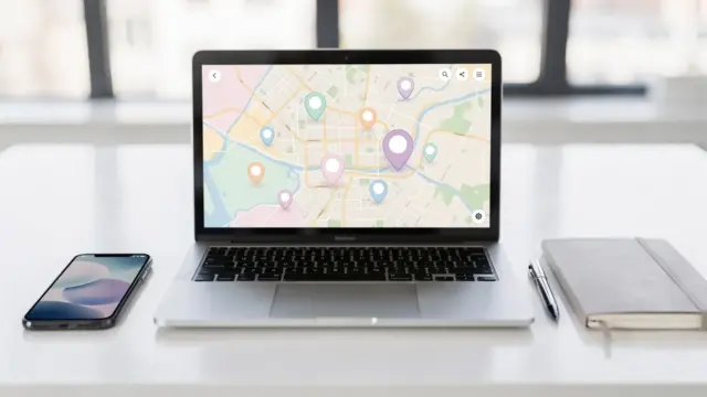 Lokale SEO mit Laptop, Karte und Smartphone für regionale Sichtbarkeit einer Website